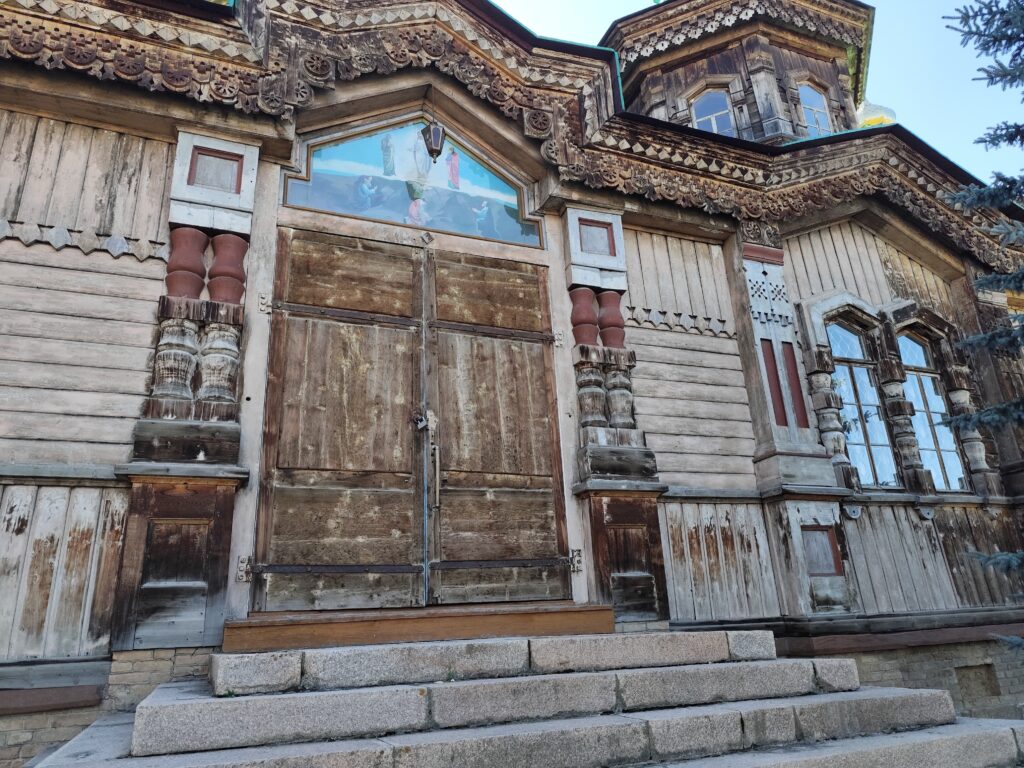 Храм Троицы в Караколе. Элементы декора экстерьера