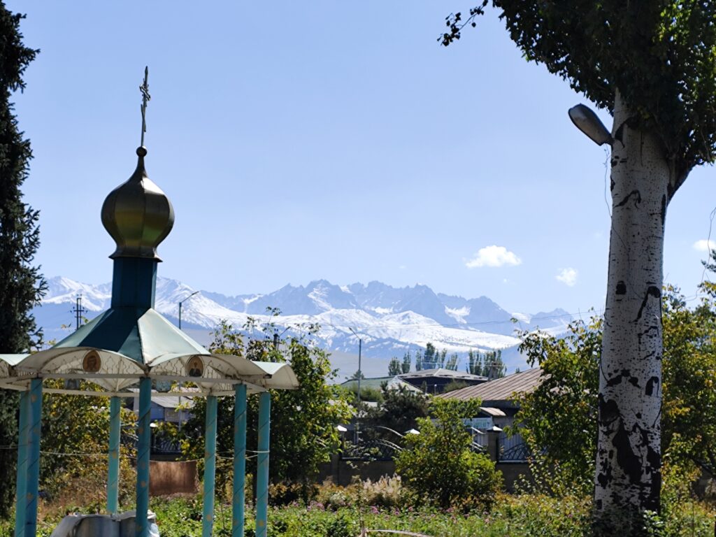 Вид на Терскей Ала-Тоо от храма Троицы в Караколе