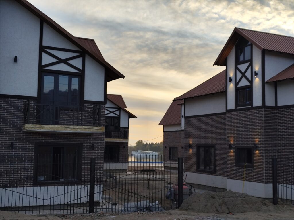 2 коттеджа на берегу Иссык-Куля